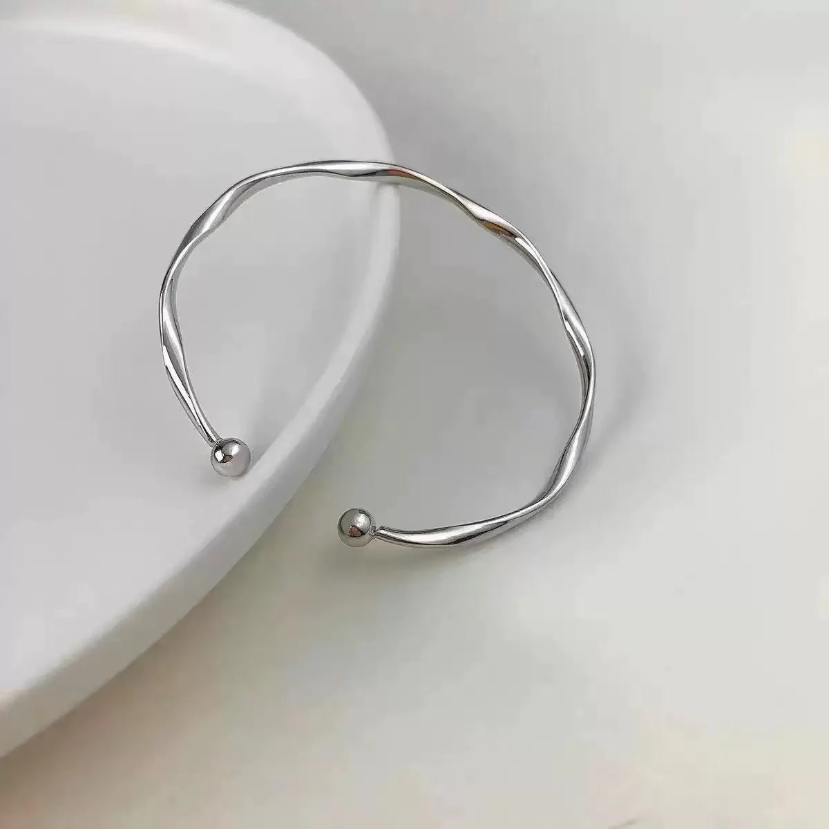 Vireo Leaf Twist Bracelet