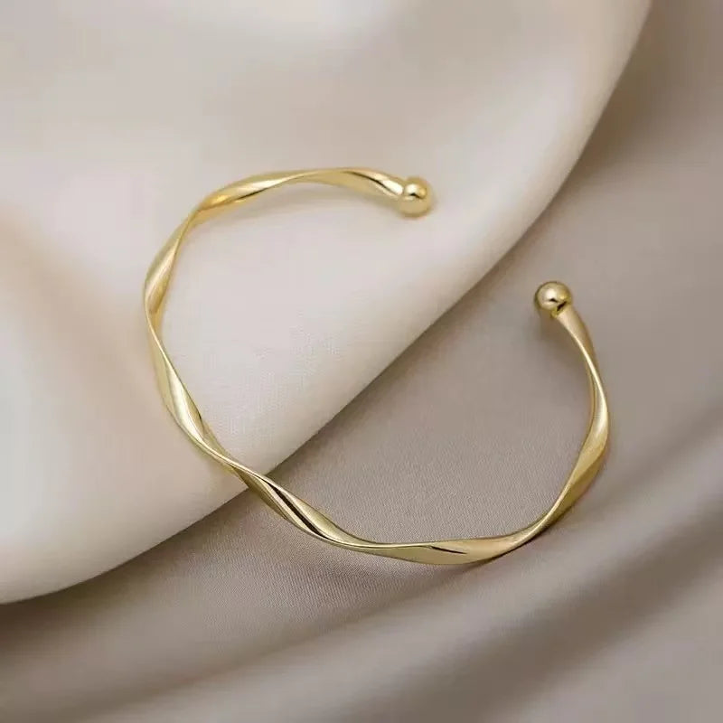 Vireo Leaf Twist Bracelet